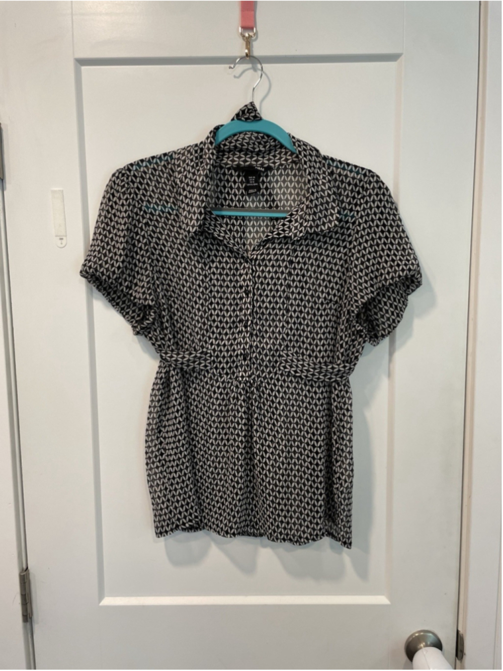H&M Womens Short Sleeve Blouse Size 16 Business Casual Geometric Pattern Ties￼￼